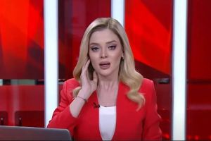 فيديو..  لحظات من الرعب... الزلزال يفاجئ مذيعة تركية على الهواء